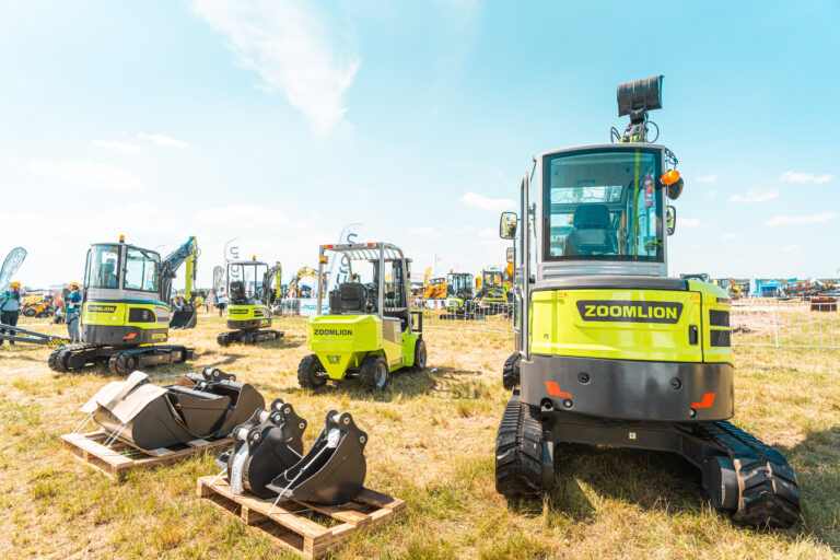 Crawler Excavator on the Construction Site – How Choosing the Right Model Lowers Costs?